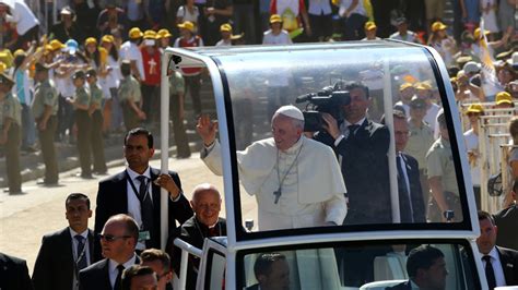 Video El Papa Francisco Auxilia A Una Policía Que Se Cayó Del Caballo