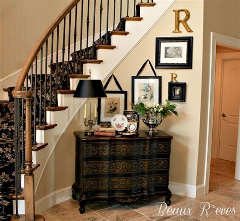 Curved staircase with white stucco wall. Beaux R'eves: New Entry Vignette | Staircase wall decor ...