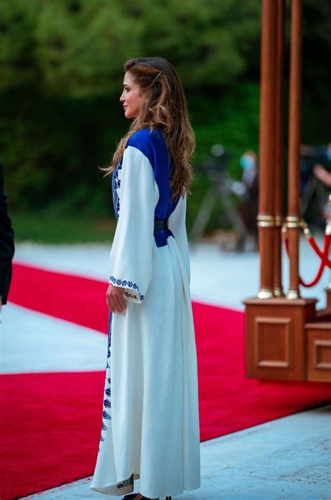 La Reine Rania Sublime Pour Les 74 Ans De Lindépendance De La Jordanie