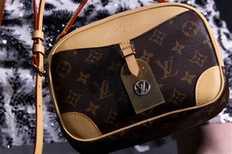 Eva clutch louis vuitton uk. Louis Vuitton Launches E-Commerce Platform In The UAE ...