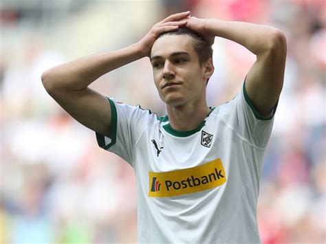 Born 16 march 1997) is a german footballer who plays as a midfielder for bundesliga club borussia mönchengladbach and the. Borussia Mönchengladbach: Florian Neuhaus mit missglückter ...