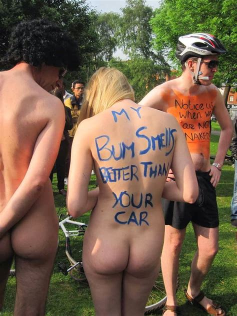 blonde slut at the world naked bike ride 12 bilder