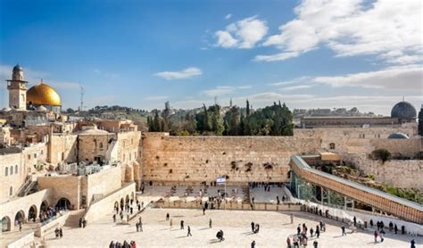 El muro de los lamentos, el principal lugar de culto judío y donde finalizó la marcha, que quedó interrumpida, fue evacuado temporalmente. Autoridad Palestina y Jordania acusan a Israel de ...
