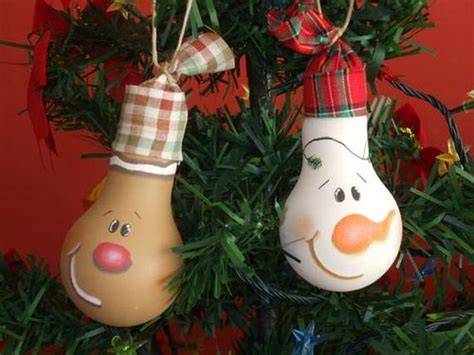 26 easy DIY Christmas ornaments made from light bulbs