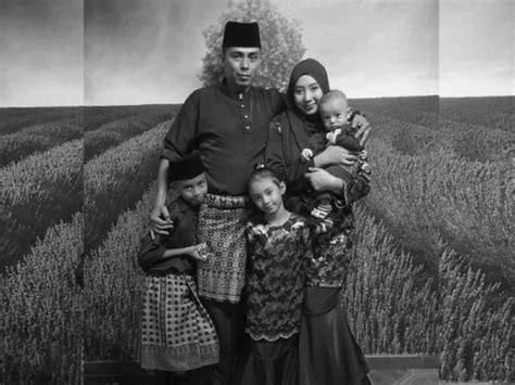 Seorang pegawai komando dari 11 gerup gerak khas (11 ggk) meninggal dunia hari ini selepas dikatakan terkena tembakan senjata jenis m4 semasa demonstrasi di kem lok kawi. Dia anak yang menyenangkan: AR Badul