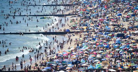 A Uk Beach In Bournemouth Was Left With 40 Tons Of Trash To Clean Up