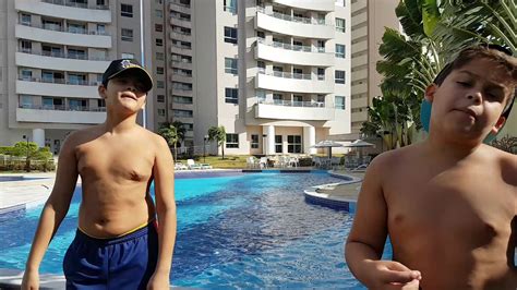 E que tal um desfio na piscina com uma bola gigante ! Desafio da piscina - YouTube