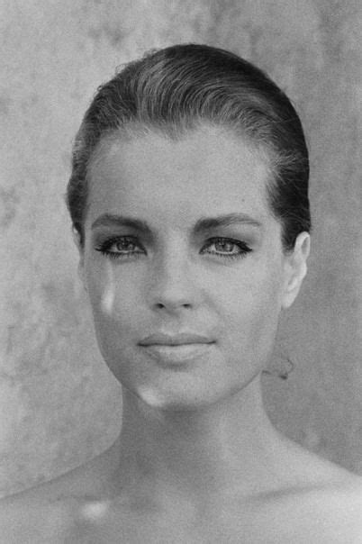 Auf einer schaukel schwebend eröffnet heidi klum die show. Romy Schneider Vermögen | Disappointment Quotes