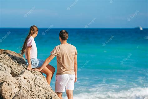 Familia De Papá E Hija Juntos En La Playa Foto Premium