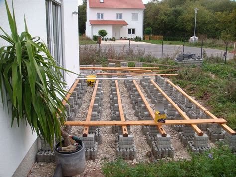 Holzpodest fur eingangstur selbst bauen holzterasse holztreppe. Holzpodest Garten Selber Bauen