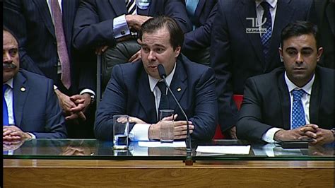 Rodrigo Maia discursa na cadeira da presidência da Câmara dos Deputados