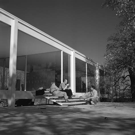 He started out as a draftsman before striking out later on his own. Mies van der Rohe en Illinois, casa Farnsworth, 1951 ...