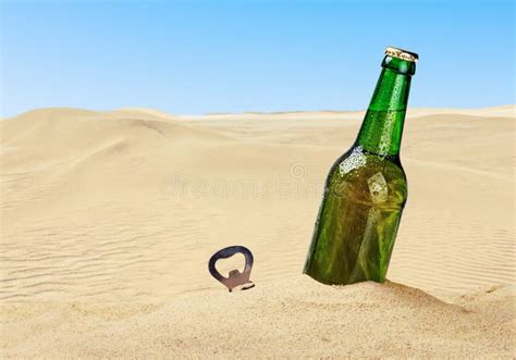 Пивная бутылка в песке на пляже и классн классном Стоковое Фото изображение насчитывающей
