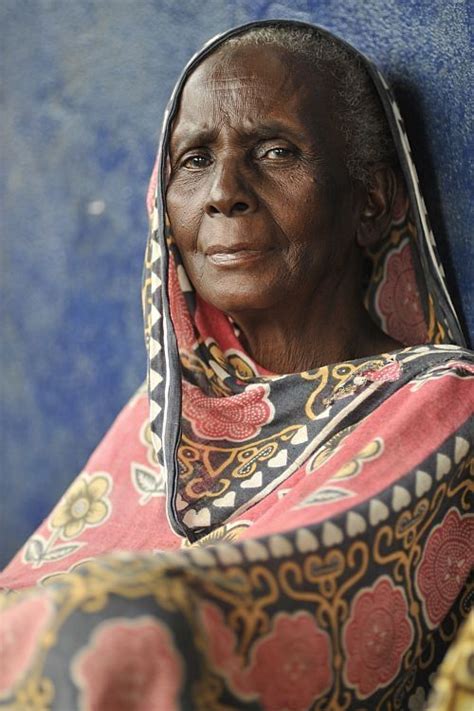 Si l'amour porté aux mères se montre toute l'année, la fête des mères est une occasion de leur offrir un joli cadeau. Épinglé sur Nouer et porter un foulard