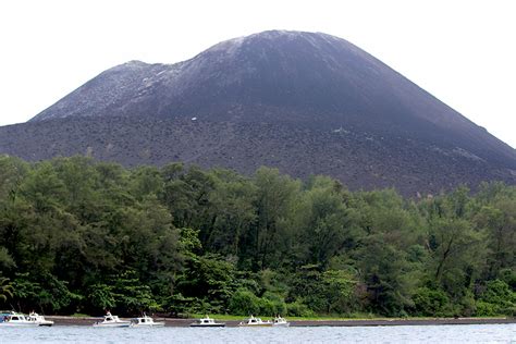 Hingga kini, gunung tersebut masih tetap aktif. Apa yang Berbeda Dari Festival Krakatau 2018? | Good News ...
