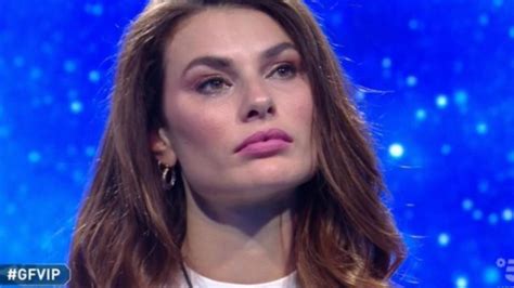 La concorrente del grande fratello vip si trova da mesi nella casa e ovviamente non è ancora a conoscenza di quanto accaduto. Dayane Mello su tutte le furie al Gf: il gesto non piace ...