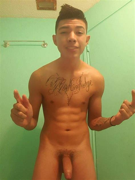 Homens Pelados Naked Men Novinho Tatuado Mostrando A Piroca Latinos