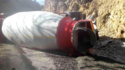 Tunceli De Beton Mikseri Devrildi Haberler