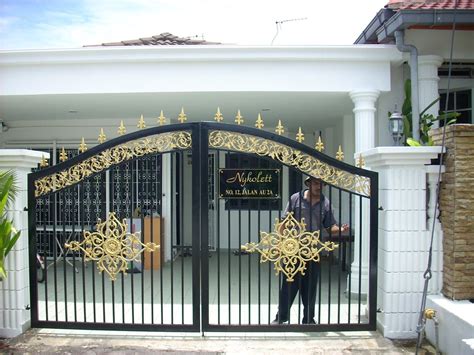 Best for suburban homes or city houses where you want to make an impression. Gate Design House Kerala | Steel gate design, Iron gate ...
