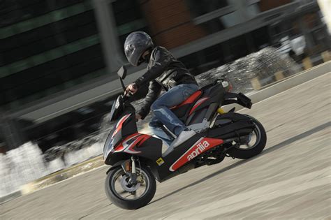 Ar pilnīgi jaunu tērauda rāmi un vieglāku vadāmību, jaunajam sr 50 r ir agresīvs un aerodinamisks dizains, kas radīts, iedvesmojoties no aprilia sportiskajiem motocikliem, piedāvājot labāko tehnoloģiju un drošību, kas pieejama sporta motorolleriem. 2015 Aprilia SR 50 R: pics, specs and information ...