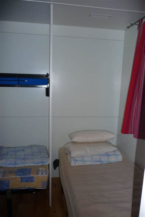Gemütliche und neugestaltete zimmer laden sie ein, sich vom alltag zu erholen und kraft zu tanken. "3 Bett Zimmer" Camping & Bungalows Rozac (Okrug Gornji ...