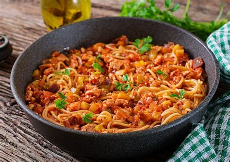 Spaghetti Bolognaise à La Sauce Tomate Légumes Et Viande Hachée