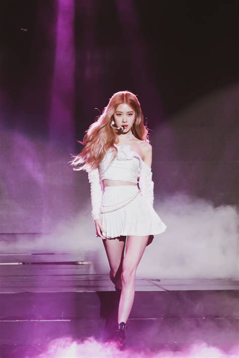 Belum lama ini netizen sempat dihebohkan rumor kalau rose dan jennie blackpink dikabarkan hamil. Fan Taken Photo Of BLACKPINK's Rosé Becomes A Hot Topic ...