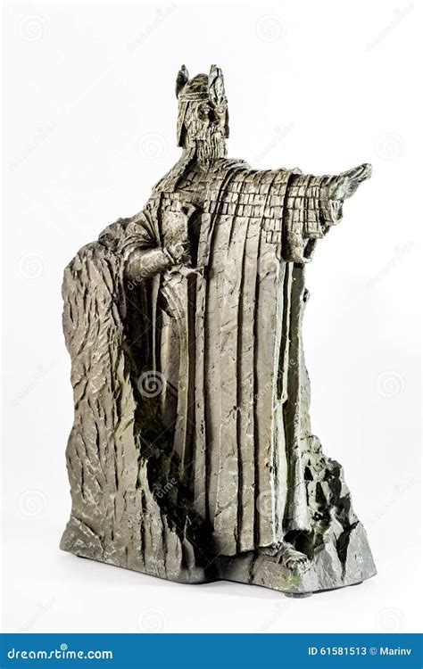 Lord Of The Rings Figurine Showing Isildur The Argonath King Of Gondor