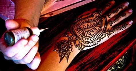 Henna powder, oil, applicator bottles, transfer paper, book. How To Make Henna Tattoo Ink At Home: How To Make Your Own ...