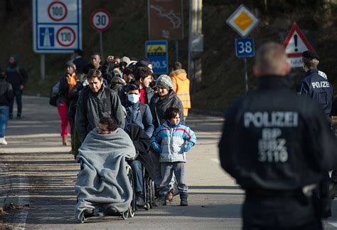Eu Migrant Crisis Germany Sends Migrants Across To Austria Say Police
