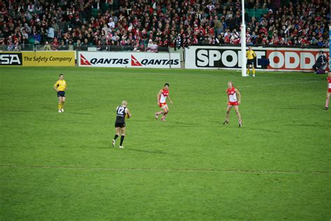 Filenick Riewoldt Kicking For Goal Wikimedia Commons