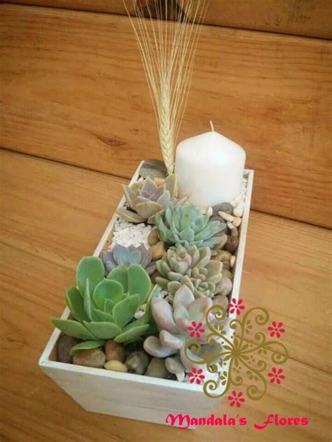 Los cactus son muy rústicos y soon ideales para combinarlos peque;ñas suculentas fueron usadas para este rústico centro de mesa donde se intercalaron con velas. Centro de Mesa con Suculentas y Vela ideal para Primeras ...