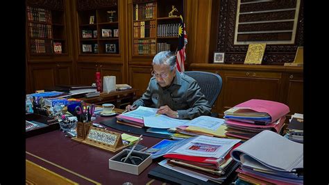 Jabatan perdana menteri (tulisan jawi: Dr Mahathir mulakan tugas sebagai Perdana Menteri interim ...