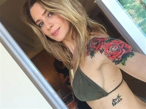 Let Cia Spiller Posta Nude E Exibe Linda Tatuagem Nas Costas Metr Poles