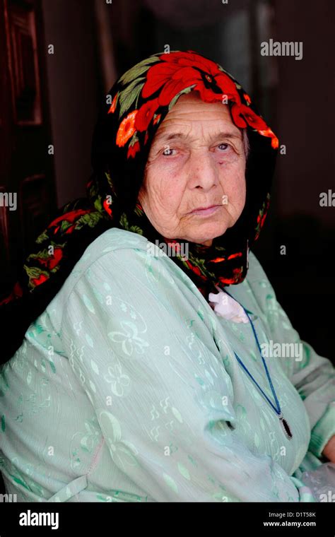 Old Iranian Woman Portrait Hi Res Stock Photography And Images Alamy