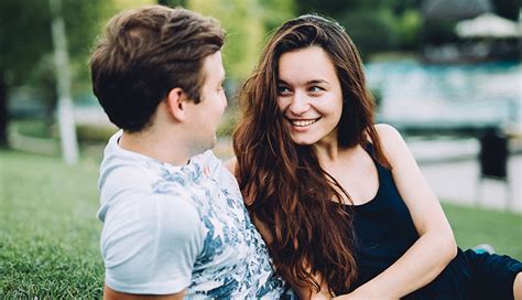8 Reasons Why Guys Are Attracted To Shy Girl