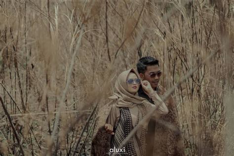 Prewedding bersama pasangan dengan menghadap senja tentu begitu romantis. aluxi di Instagram "prewedding moment 💙 captured by ...