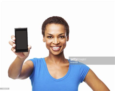 African American Femme Montrant Son Téléphone Mobileisolé Photo Getty Images