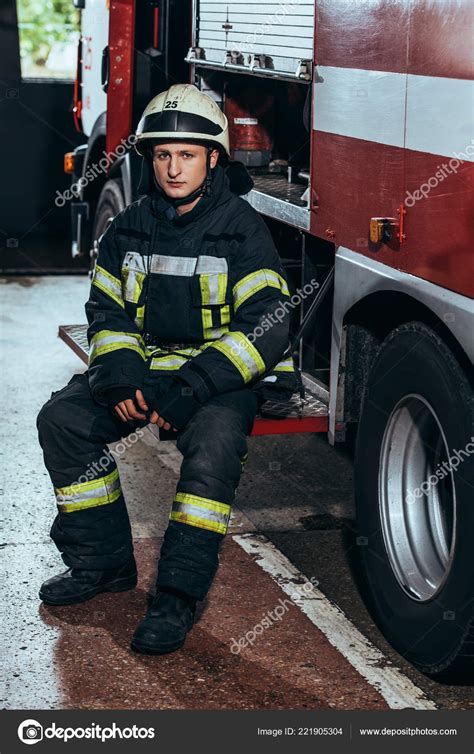 Male Firefighter Uniform Helmet Fire Truck Fire Department — Free Stock
