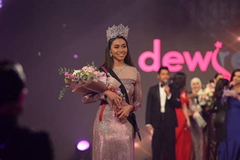Tak tahu nak pandang siapa dulu Shaza Bae Dinobatkan Sebagai Juara Dewi Remaja 2019 - REMAJA