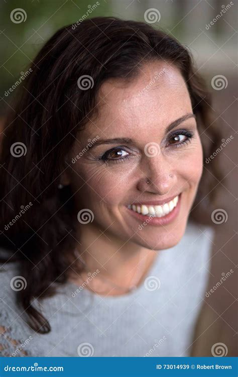 Vrouw Met Bruine Haar Mooie Bruine Ogen Stock Afbeelding Image Of