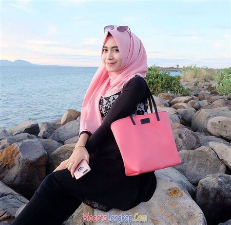 42 Foto Cewek Cantik Berjilbab Pas Banget Di Jadiin Istri