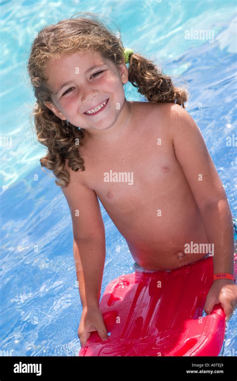 Feliz Niña En La Piscina Con Placa De Plástico Rojo Aprender A Nadar Fotografía De Stock Alamy