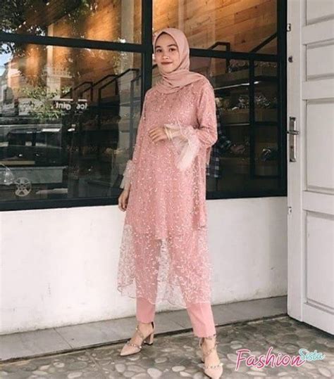 Baju batik juga bisa dikombinasikan dengan beberapa jenis bahan lain supaya tidak monoton lho! Baju Kebaya Modern untuk Pesta Tunik Simple Lengan Panjang ...