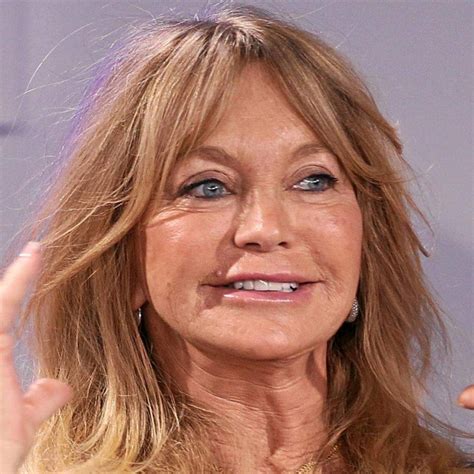In Order To Reveal Her True Appearance Goldie Hawn Takes Off Her