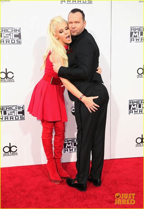 Photo Jenny Mccarthy Grabs Donnie Wahlbergs Butt At Amas
