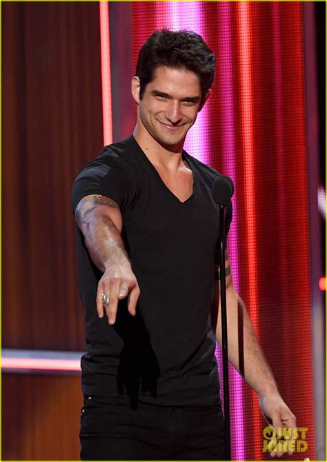 Tyler Posey Presents At People S Choice Awards After Leaked Video
