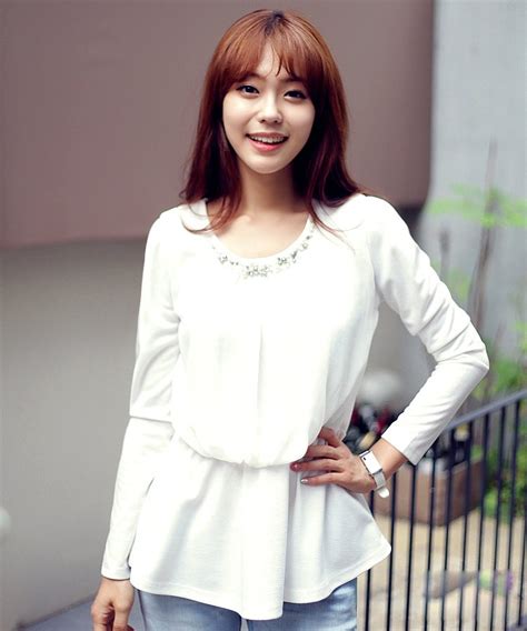 Model baju atasan terbaru wanita yang bisa anda ikuti di tahun ini adalah detail ruffle cantik pada sisi lengan blouse polos. ATASAN KOREA WANITA PUTIH | Model Terbaru | Jual Murah ...