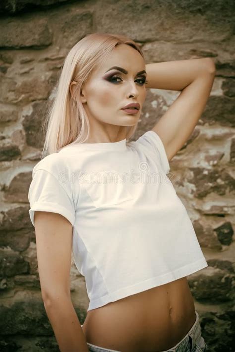 mannequin stijl glamour vrouw met sexy buik in t shirt manier sensuele vrouw met lang blond