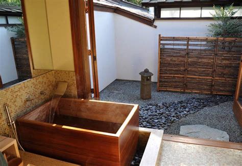This type of tub has been used in japan for centuries as an indoor extension of bathing in the country's plentiful hot springs. 20 Bathrooms With Japanese Soaking Tubs